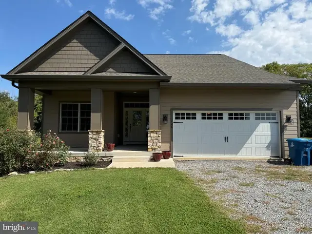 728 E Main St, Berryville