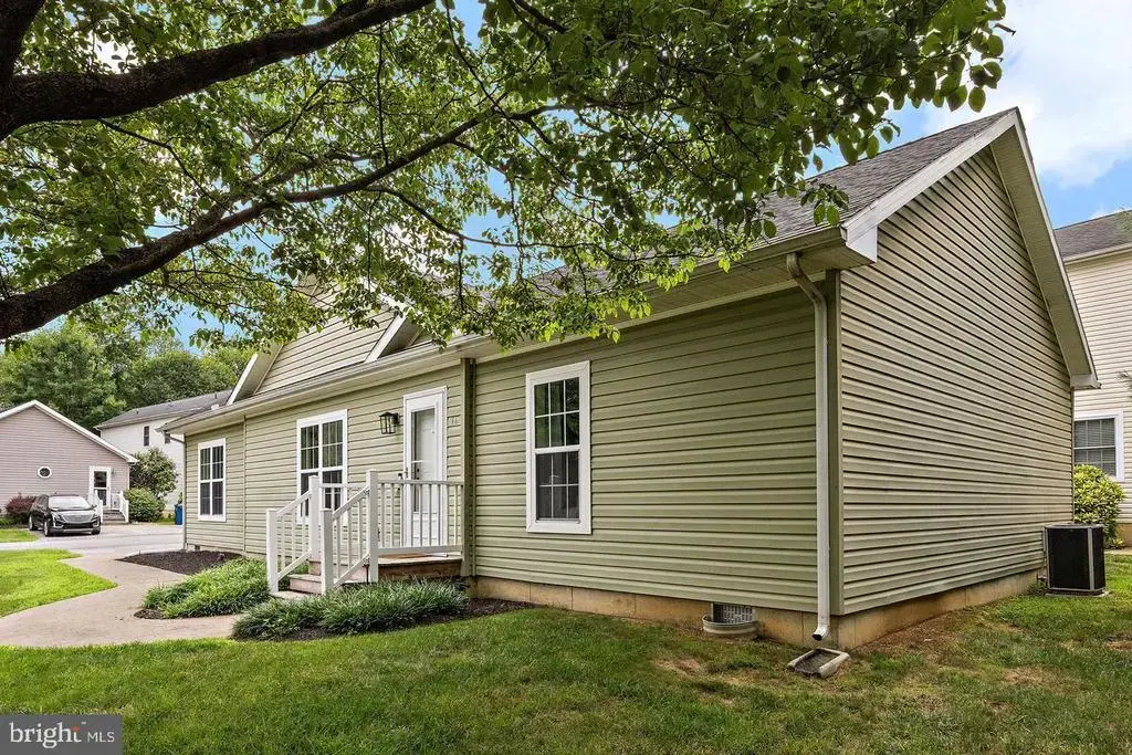 16 Barberry Ct #a016, NEWARK
