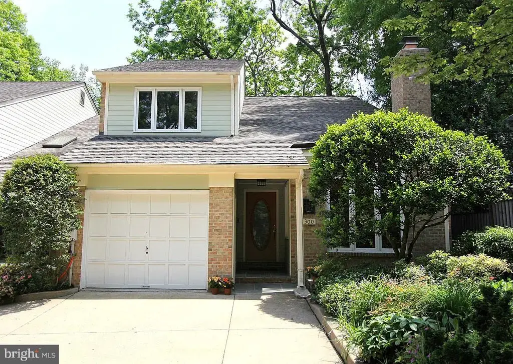 300 Bishops Ct, FALLS CHURCH