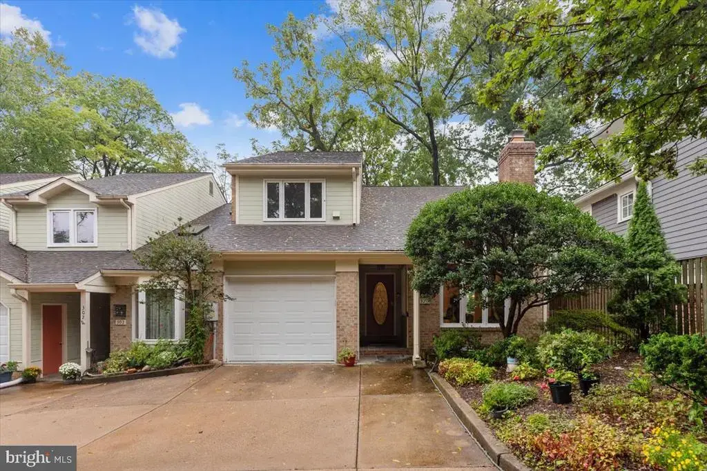 300 Bishops Ct, FALLS CHURCH
