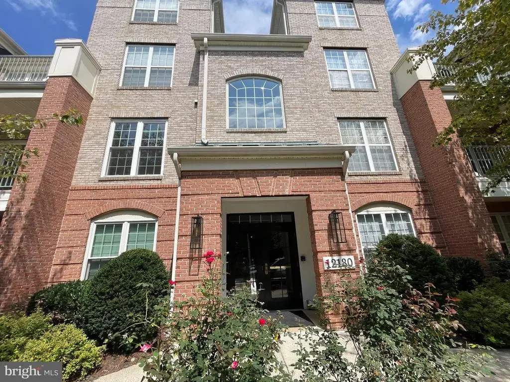 12180 Abington Hall Pl #201, RESTON