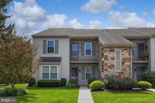 232 Greenview Dr, Lancaster