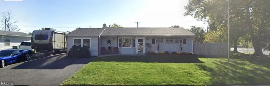 2 Idlewild Rd, LEVITTOWN