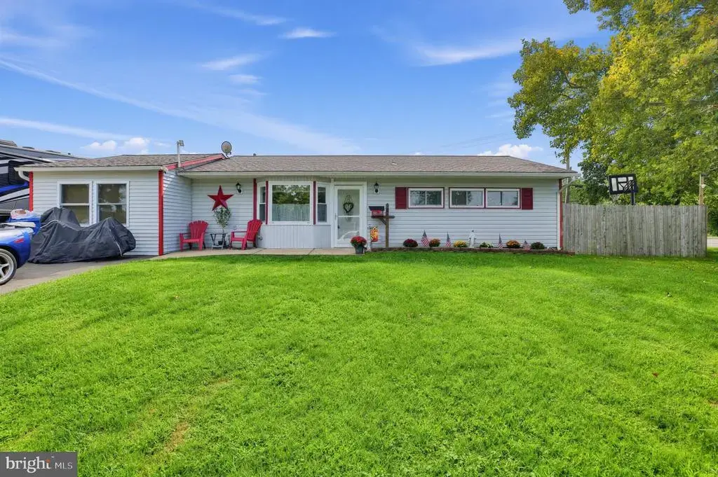 2 Idlewild Rd, LEVITTOWN