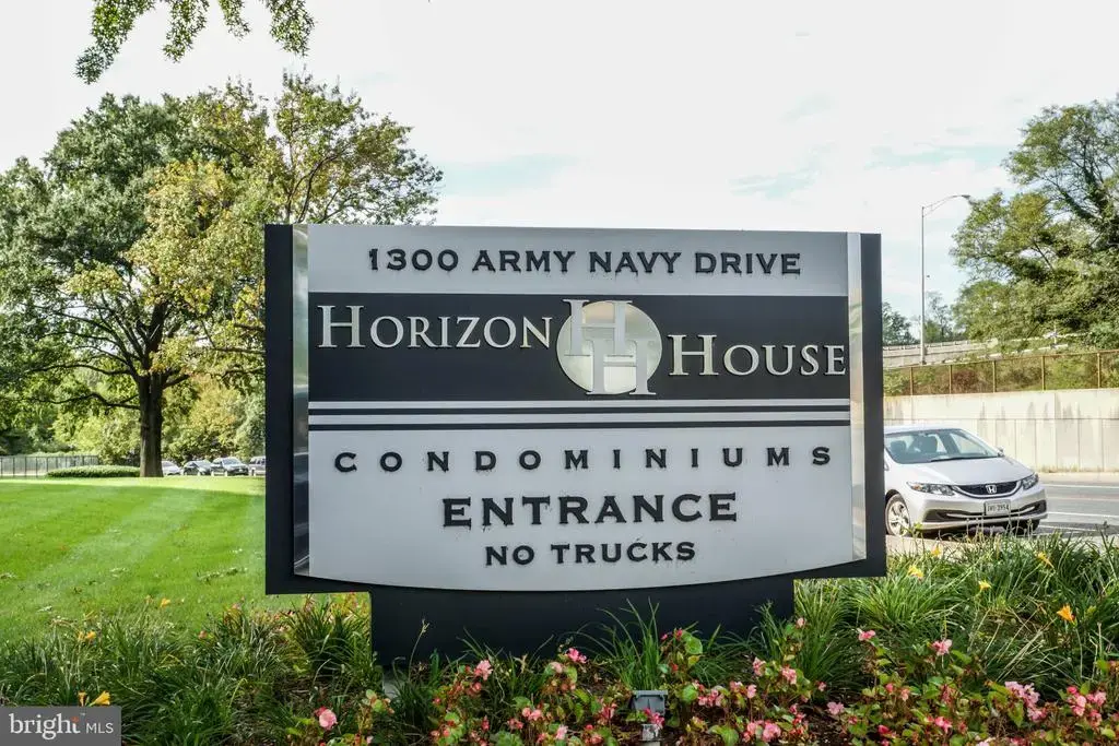 1300 Army Navy Dr #1015, ARLINGTON