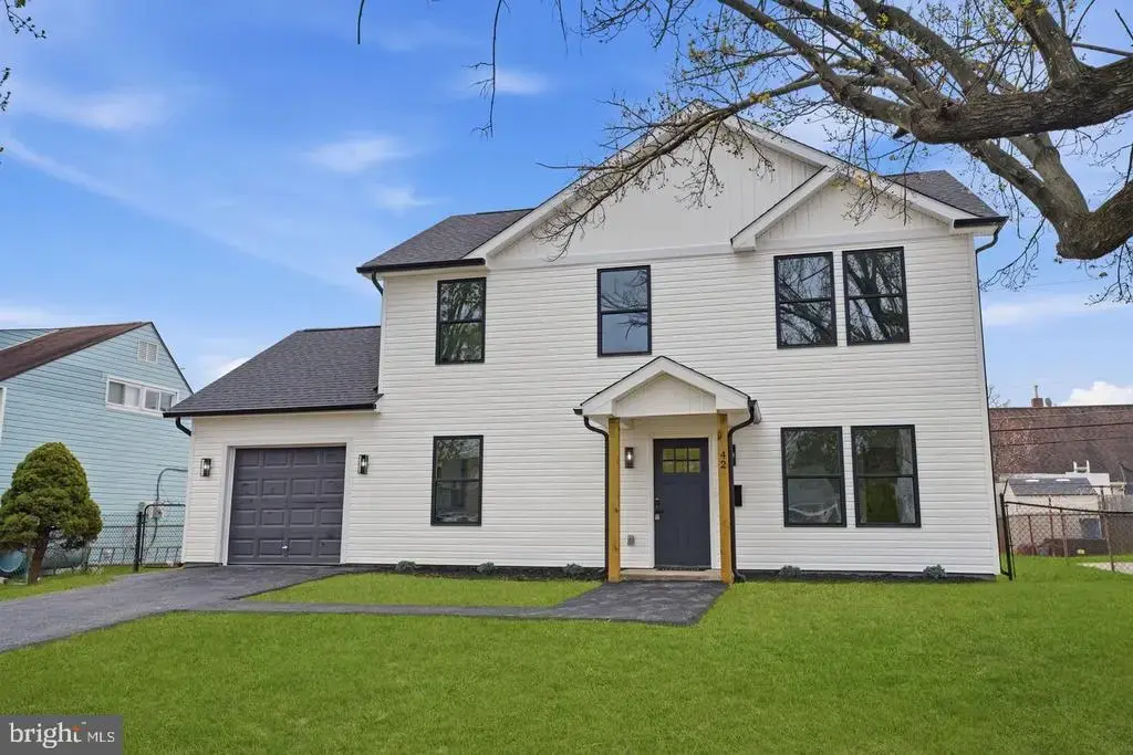 84 Ice Pond Rd, LEVITTOWN