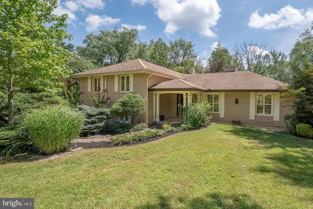 327 Strathmore Dr, BRYN MAWR
