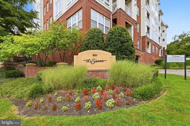 801 S Greenbrier St #202, Arlington