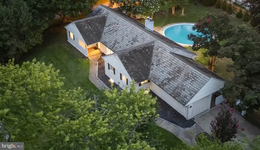 2 Lake Manor Ct, BALTIMORE