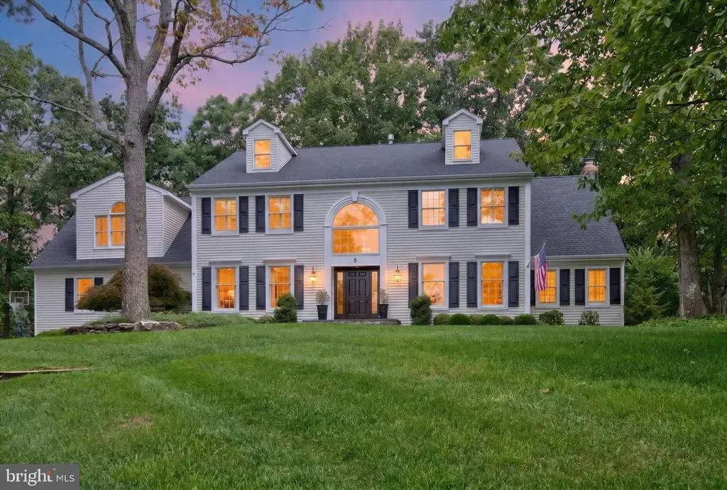 5 Irongate Ln, MEDFORD