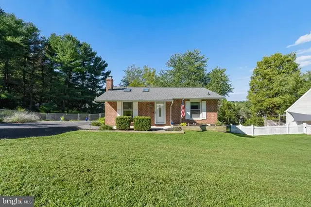 4 Donalds Ln, Mount Airy