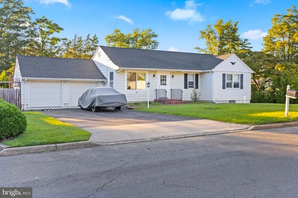 141 Crest Ave, HAMILTON