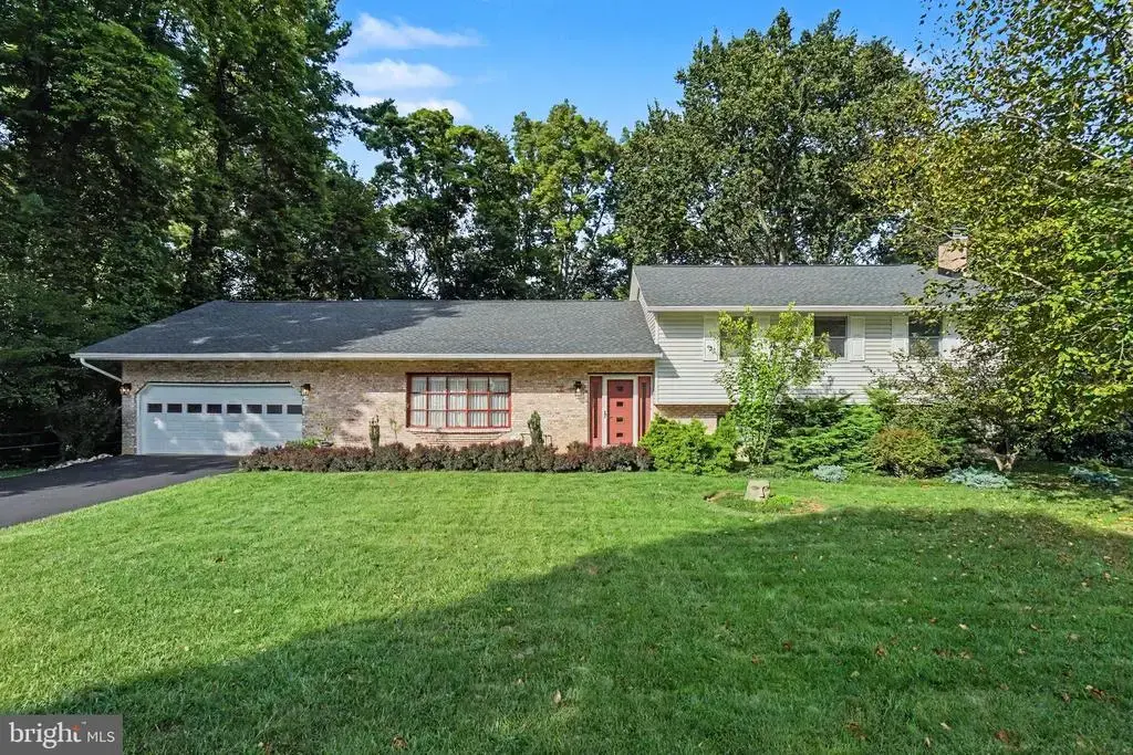 819 Meadow Ln, CAMP HILL