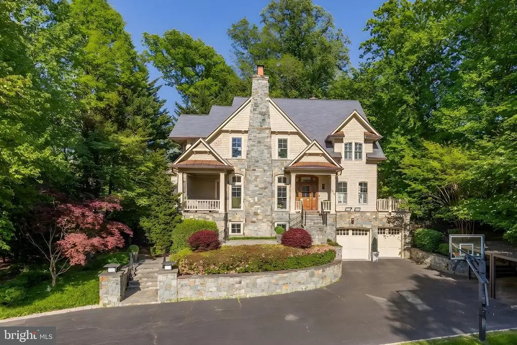 8819 Chalon Dr, BETHESDA