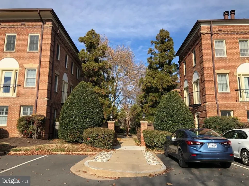1111 N Pitt St #3a, ALEXANDRIA