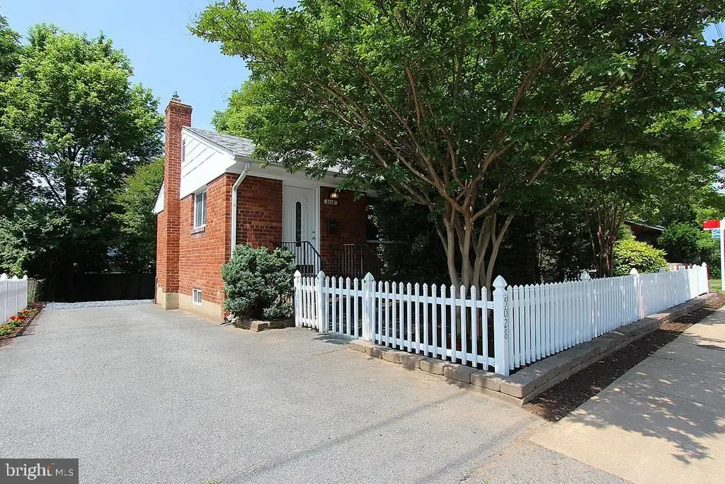 5028 River Rd, BETHESDA
