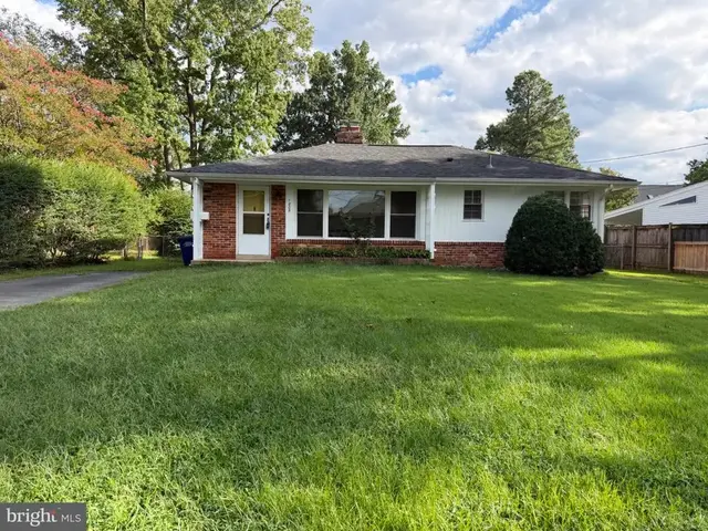 1805 Stratford Dr, Alexandria