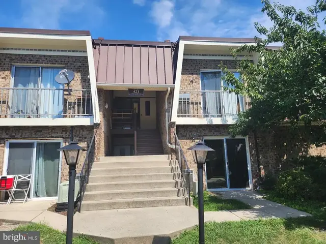 421 Dartmouth Dr #8, Sterling