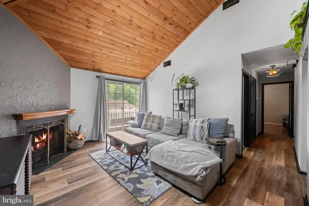 24 Brookside Ct #24, HORSHAM