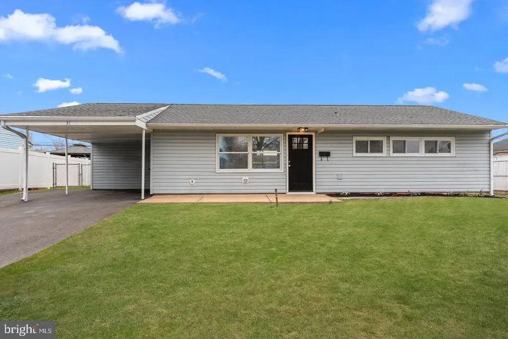 31 Pleasant Ln, LEVITTOWN