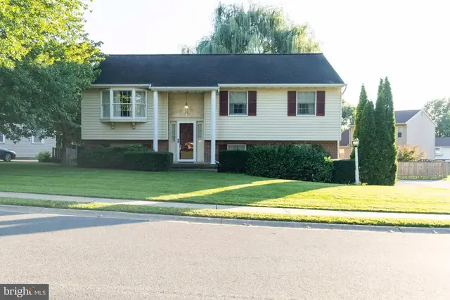 638 Regent Dr, Lancaster