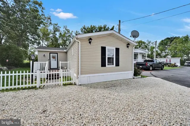 330 Don Dr, New Holland