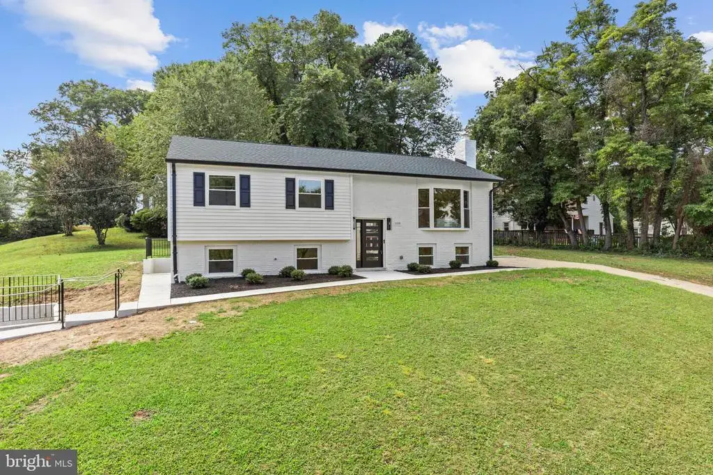 300 Valeview Ct Nw, VIENNA