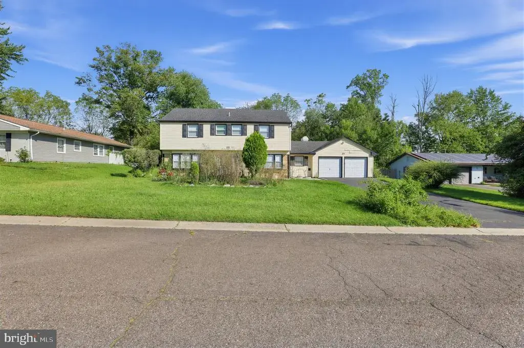 25 Traynor Ln, WILLINGBOROUGH
