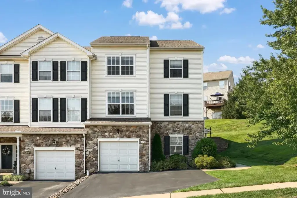 2136 Maple Crest Blvd, YORK