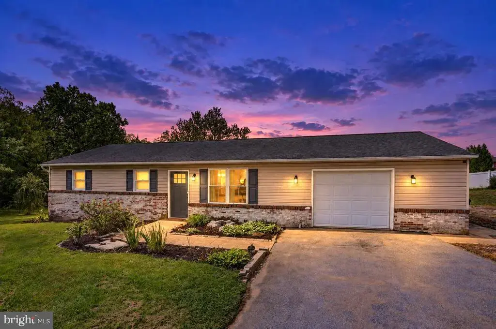 1541 Streamside Dr, CHAMBERSBURG