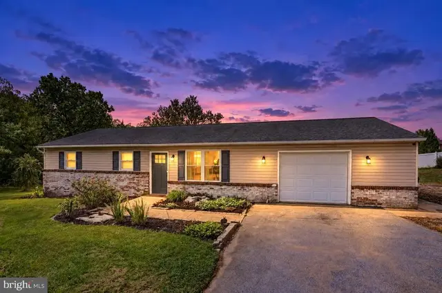 1541 Streamside Dr, Chambersburg