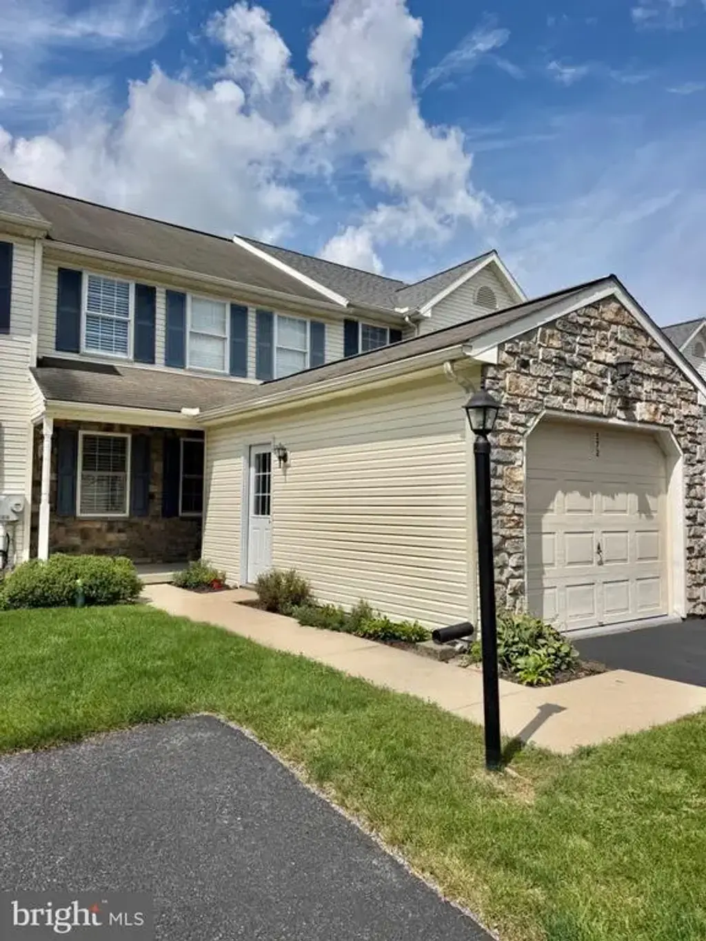 572 E Wood Duck Dr, MANHEIM