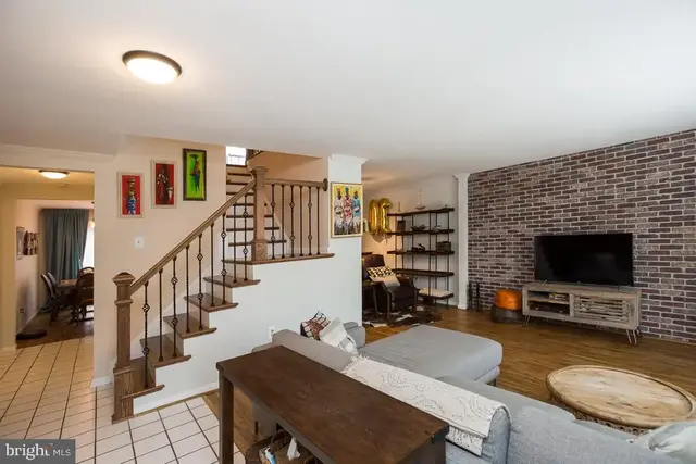 7952 Yancey Dr, Falls Church