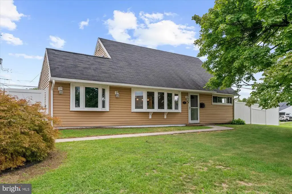 20 New Pond Ln, LEVITTOWN