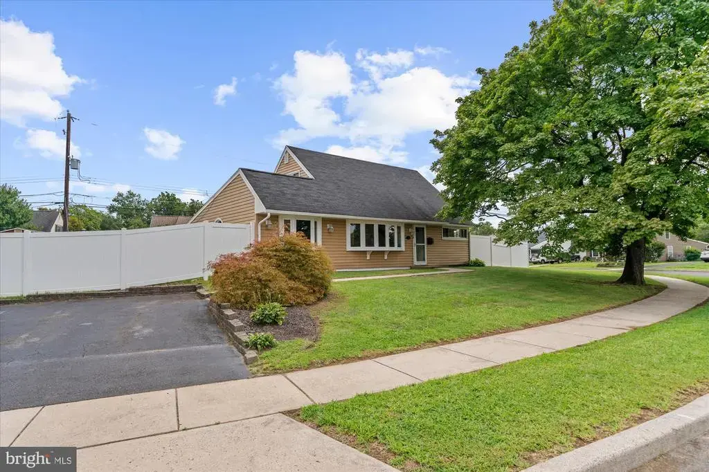 20 New Pond Ln, LEVITTOWN