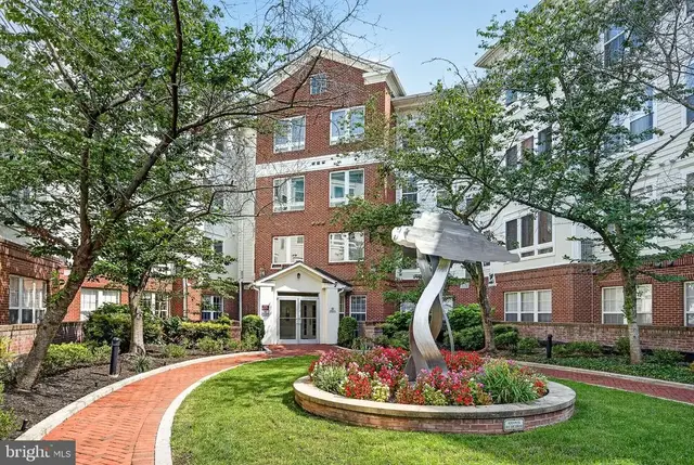 801 S Greenbrier St #404, Arlington