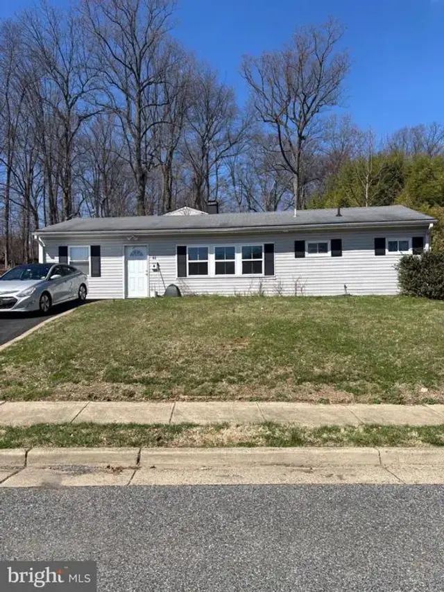 61 Kennard Dr, Newark
