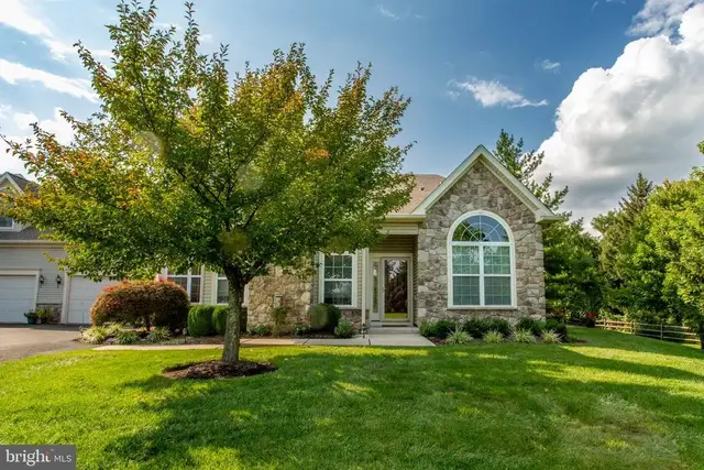 14 Five Ponds Cir, Warminster