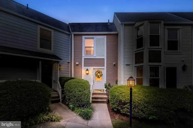 11927 Redtree Way, Reston