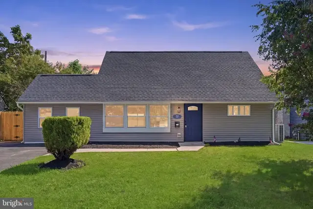 32 Iris Rd, Levittown