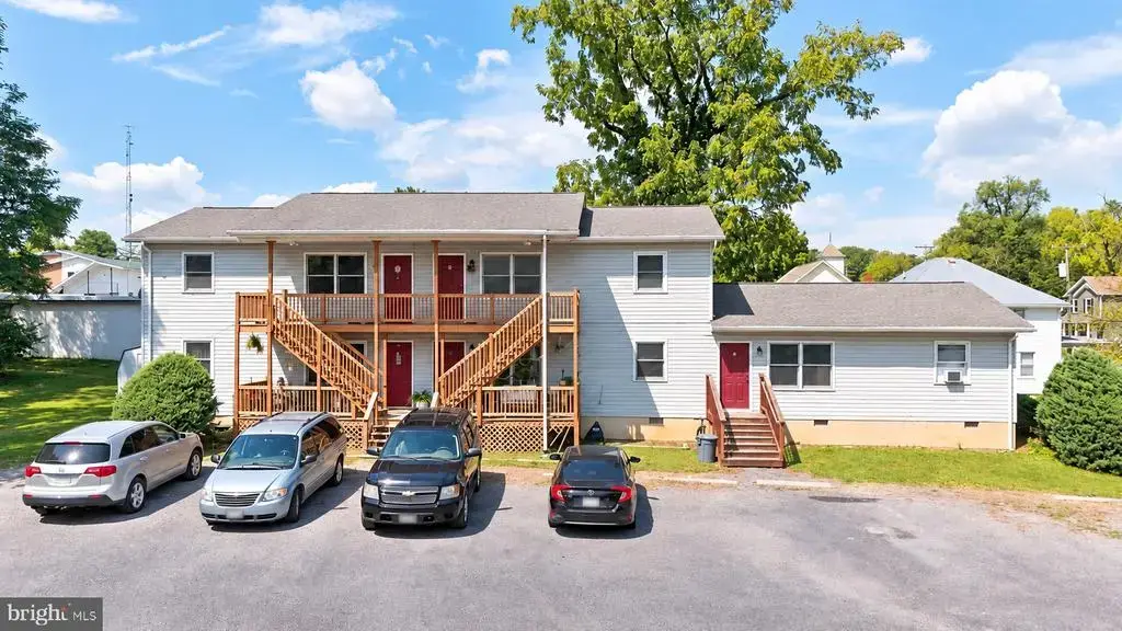 210 E Locust St, WOODSTOCK