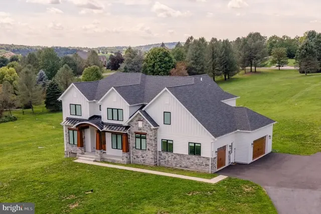 4280 E Wyndemere Cir, Schnecksville