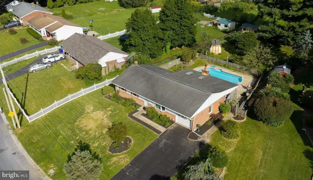 26 Tennyson Dr, LANCASTER