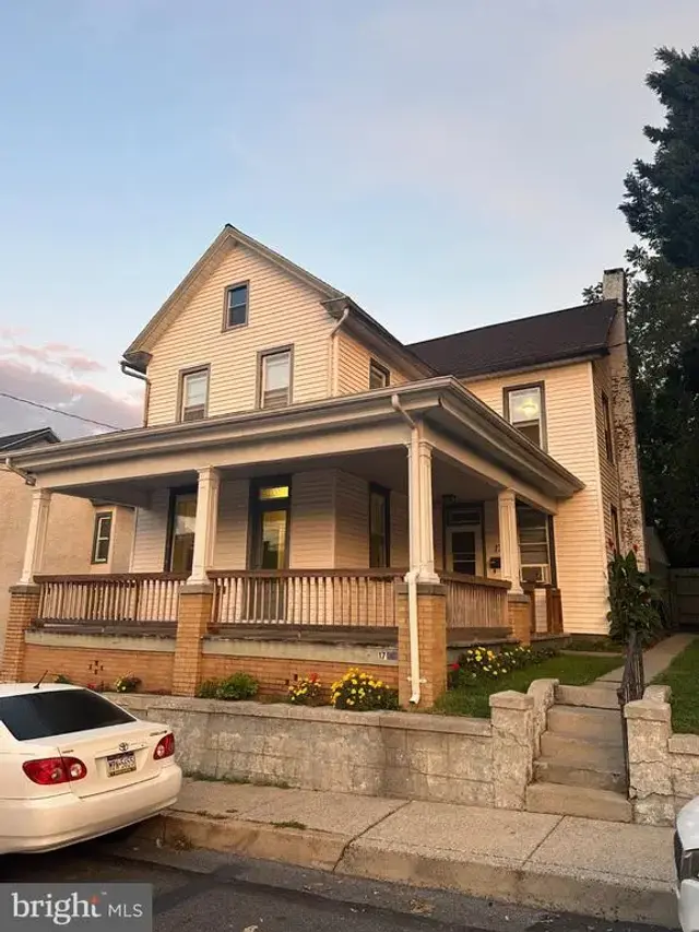 17 Oak St S, Ephrata
