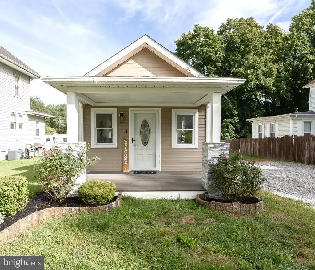 8 Columbia Ave, NEWFIELD