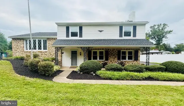 698 Beverly Rd, Southampton