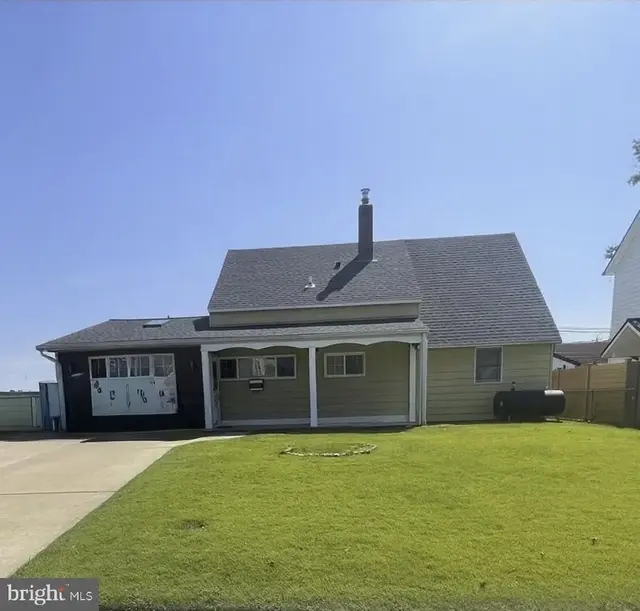 16 Honeysuckle Ln, Levittown