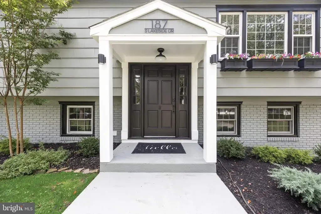 187 S Lakeside Dr E, MEDFORD