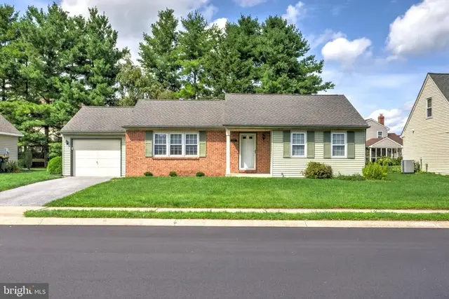 235 W Spruce St, New Holland