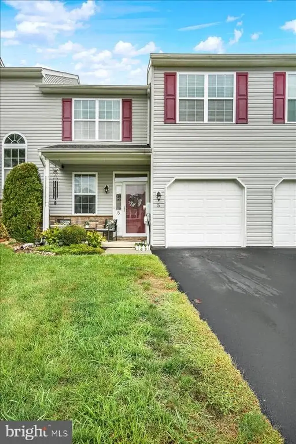 5 Emily Ct, READING